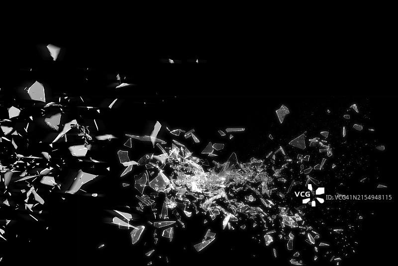 黑色背景上的破碎玻璃，展示了破碎玻璃的抽象纹理细节，该图像非常适合用于背景、纹理或抽象艺术项目图片素材