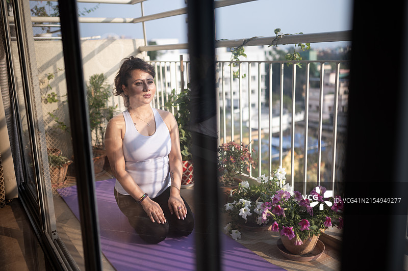 美丽的印度女人在家做呼吸瑜伽，亚洲女性冥想姿势，医疗保健图片素材