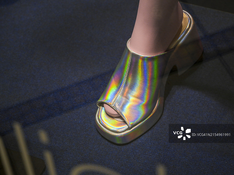 橱窗里的彩色鞋子图片素材