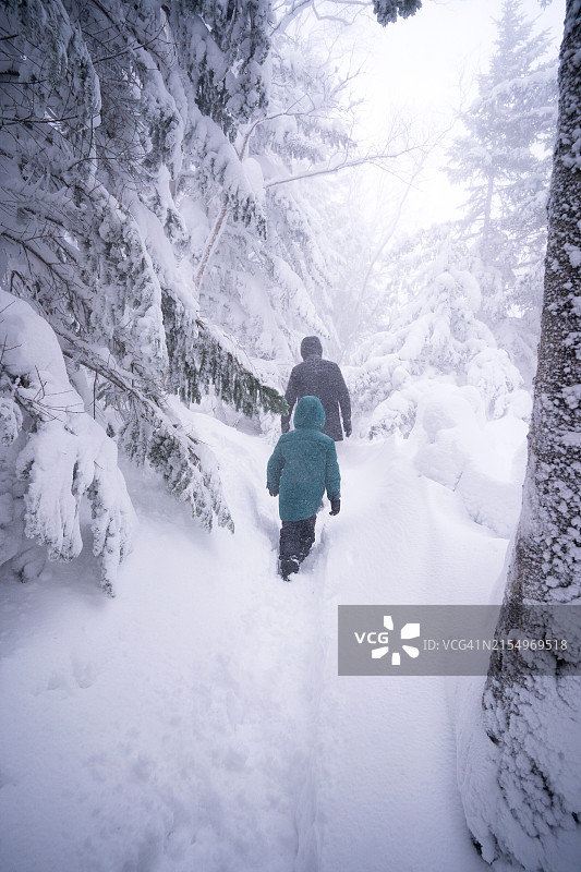 一家韩国人在暴风雪中行走图片素材