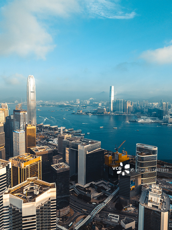 无人机镜头下的香港城市天际线，高楼林立图片素材