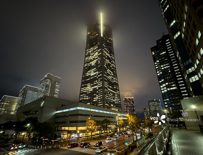 雨后黄昏时的横滨地标大厦图片素材