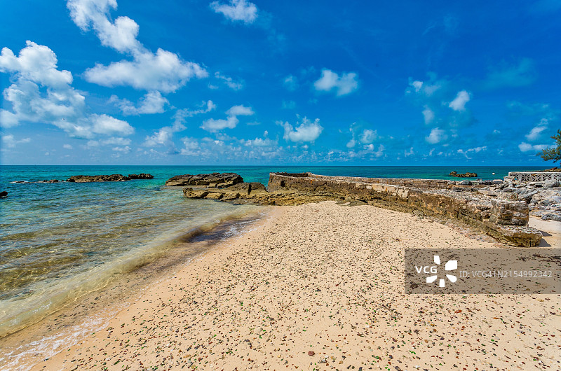 玻璃海滩：北大西洋百慕大皇家海军造船厂的沉船和瓶子形成的海洋玻璃图片素材