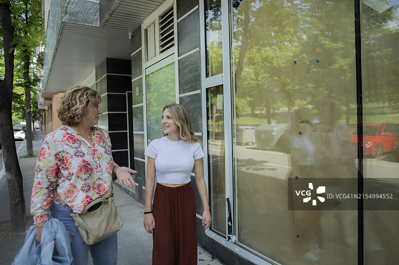 享受户外一天的妇女图片素材