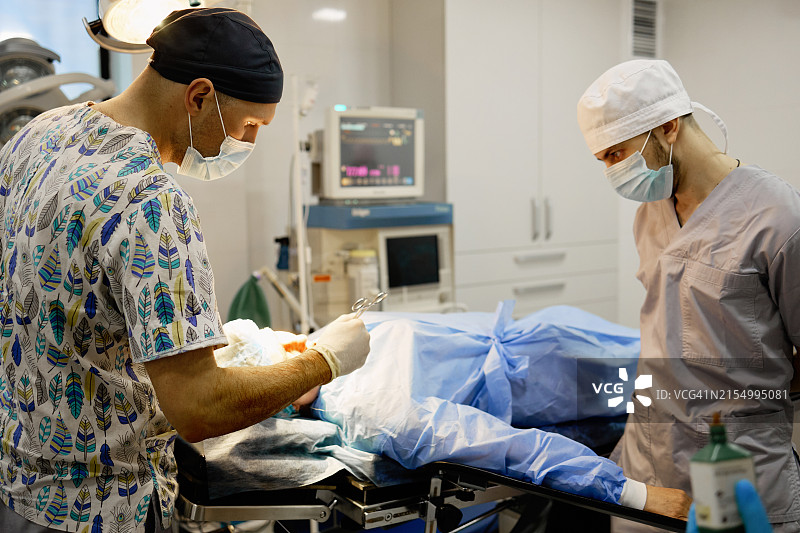 医疗专业人员在医院手术室进行准备程序图片素材