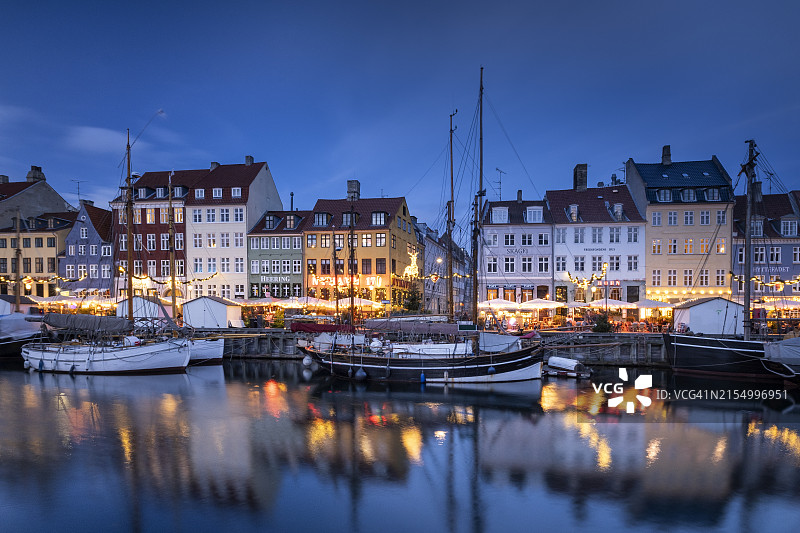 哥本哈根新港的彩色建筑和高桅船图片素材