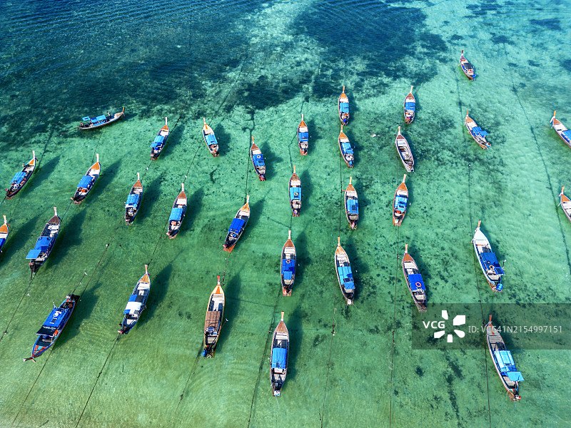 泰国丽贝岛海滩上的长尾船鸟瞰图图片素材
