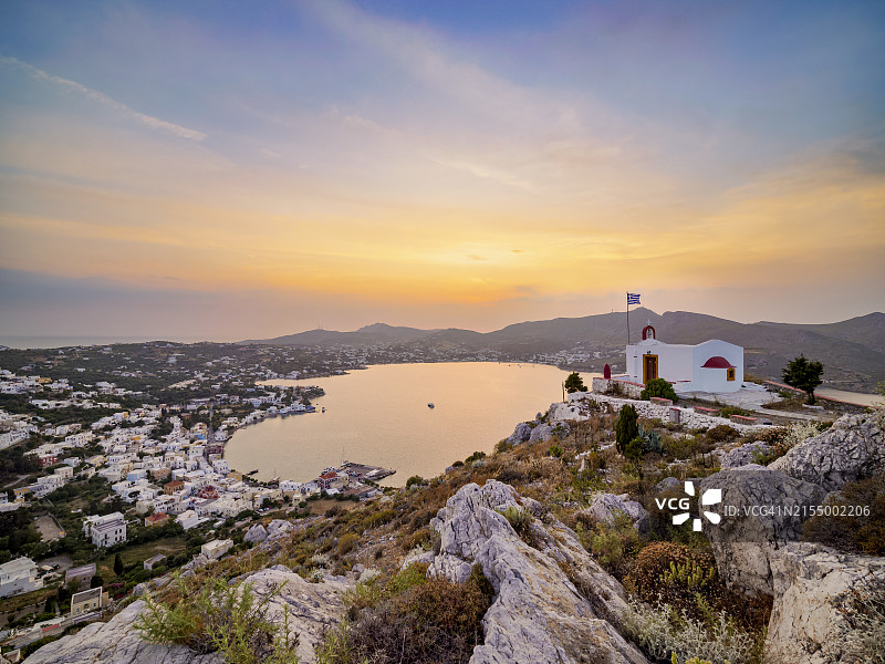 希腊莱罗斯岛阿吉亚码头镇上方的先知伊利亚斯教堂日落景观图片素材