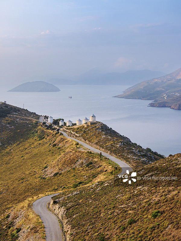 希腊莱罗斯岛潘德利日出时的风车远景图片素材