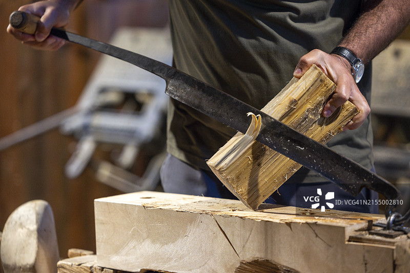 在工厂制作荷兰木鞋图片素材