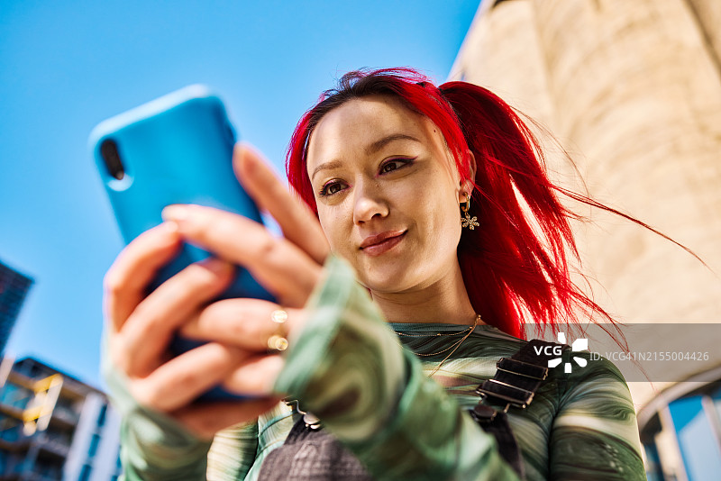 Z世代成年人在户外使用智能手机图片素材