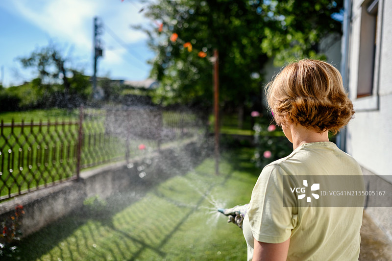女子浇灌花园图片素材