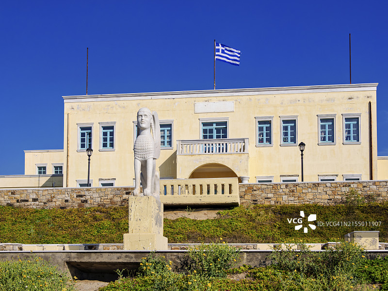 纳克索斯岛霍拉镇的斯芬克斯雕像和市政厅，希腊图片素材