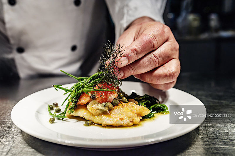 柠檬鳎鱼配棕色黄油图片素材