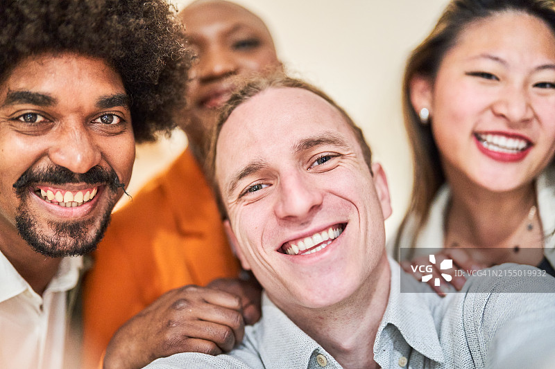 同事们在办公室自拍图片素材