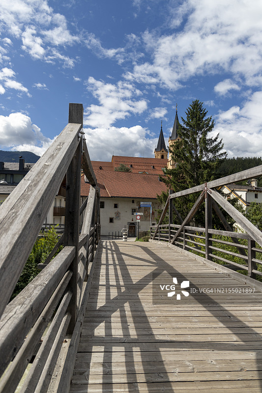 意大利博尔扎诺省布鲁内克伦茨河上的木桥图片素材