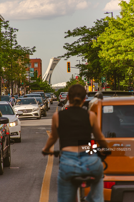 蒙特利尔街景与远处奥林匹克体育场图片素材