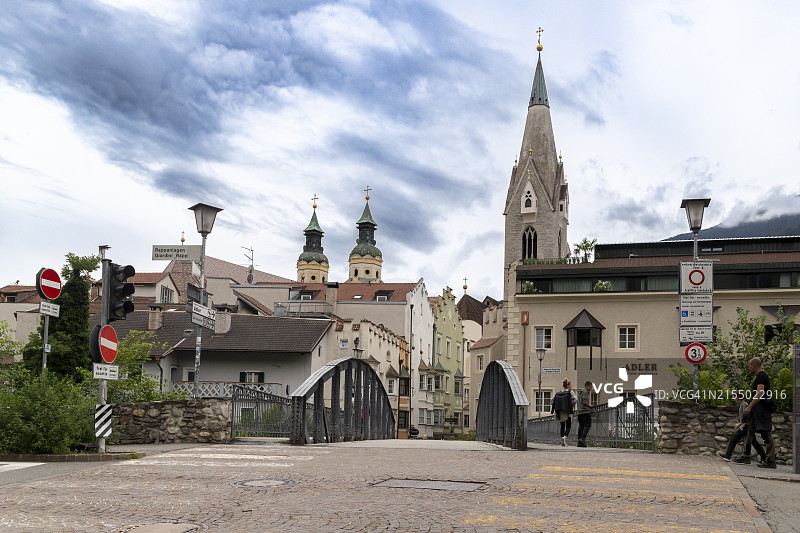 从鹰桥看布里克森老城（博尔扎诺省），意大利图片素材