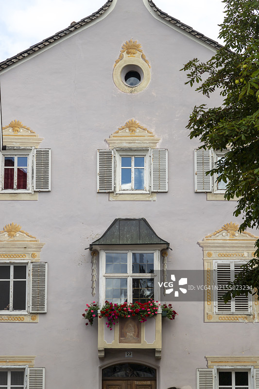 意大利博尔扎诺省布鲁内克的典型南蒂罗尔房屋图片素材