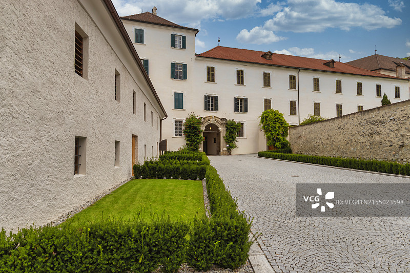 意大利布列瑟农新施蒂夫特修道院庭院图片素材