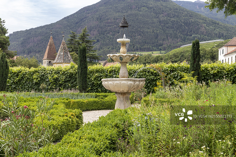欧洲意大利南蒂罗尔布里克森新斯蒂夫特修道院花园图片素材