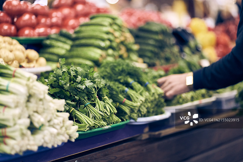 市场柜台上成捆的欧芹图片素材