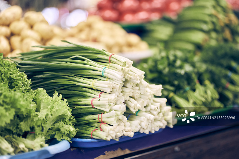 市场上柜台上成捆的葱图片素材