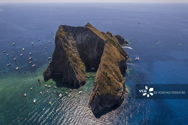 意大利帕尔马罗拉岛海蚀柱航拍图片素材