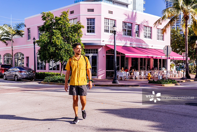 男人走在迈阿密南海滩的装饰艺术区图片素材