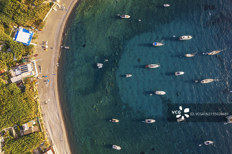 意大利帕尔马罗拉岛海湾日落时分的空中景观图片素材