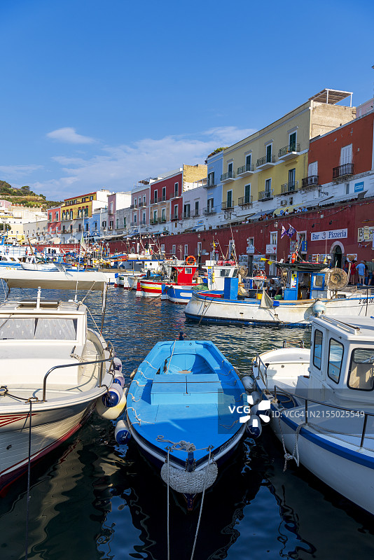 意大利蓬扎岛彩色渔村港口的小船图片素材