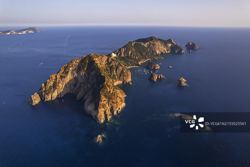 帕尔马罗拉小岛日落鸟瞰，蓬扎市，蓬廷群岛，第勒尼安海，拉丁纳省，拉齐奥，意大利，欧洲图片素材