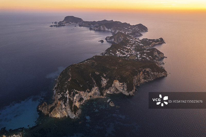 航拍意大利蒂雷尼亚海蓬扎岛黄昏月牙形图片素材