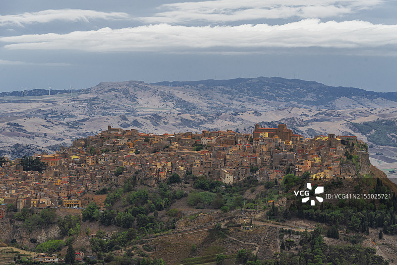 位于意大利西西里岛岩石山顶上的卡拉西贝塔小镇图片素材