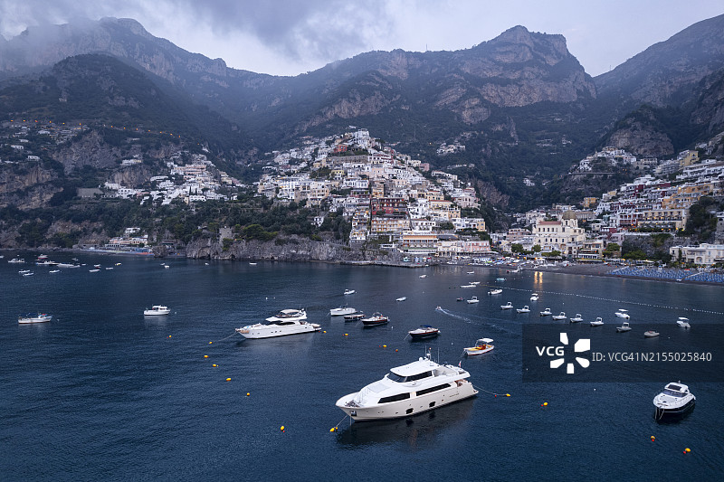 从上方看到的停泊在波西塔诺村前的公海上的船只，阿马尔菲海岸，联合国教科文组织世界遗产地，萨莱诺省，坎帕尼亚地区，第勒尼安海，意大利南部，意大利图片素材