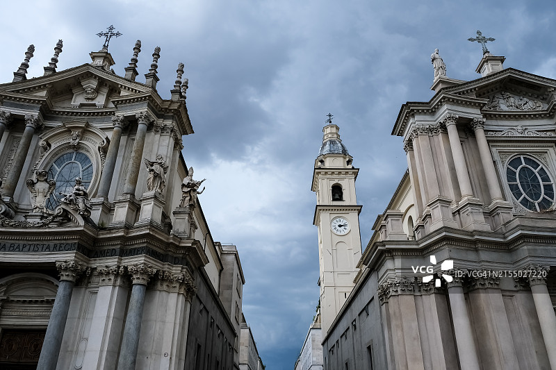 意大利都灵圣卡洛广场的巴洛克风格圣克里斯蒂娜和圣卡洛罗马天主教堂图片素材