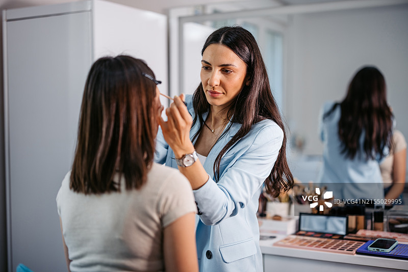 美容院化妆师为顾客画黑色眼线图片素材