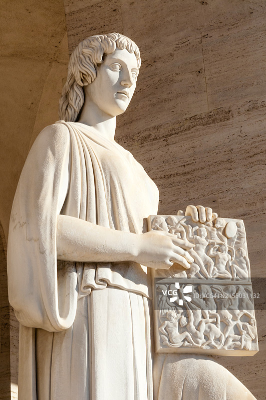 意大利文明宫（劳动文明宫）（方形斗兽场）的雕像图片素材