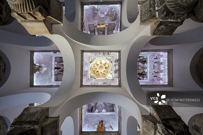 西班牙托莱多“Cristo de la Luz”教堂的伊斯兰圆顶细节图片素材