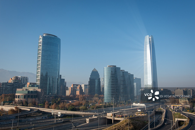 黎明时分的圣地亚哥摩天大楼图片素材