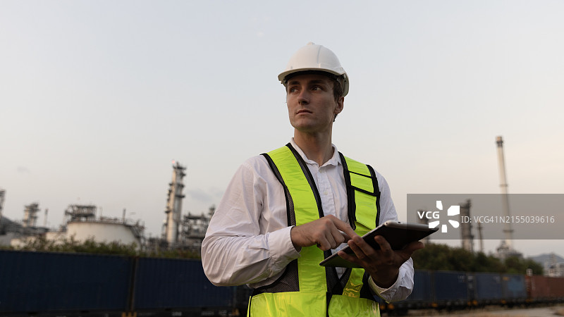 专注的工程师在石油和天然气行业的现场工作中工作到深夜图片素材
