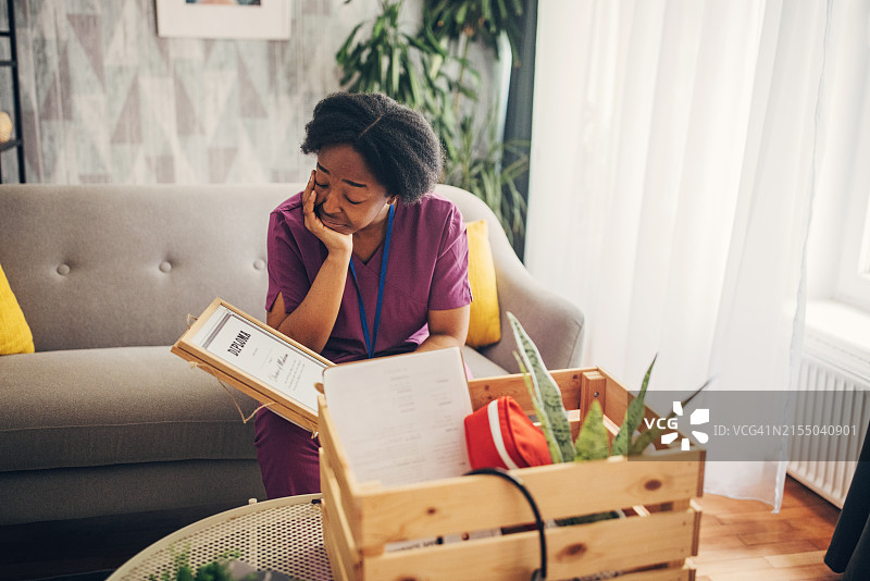 在家小憩的疲惫护士图片素材
