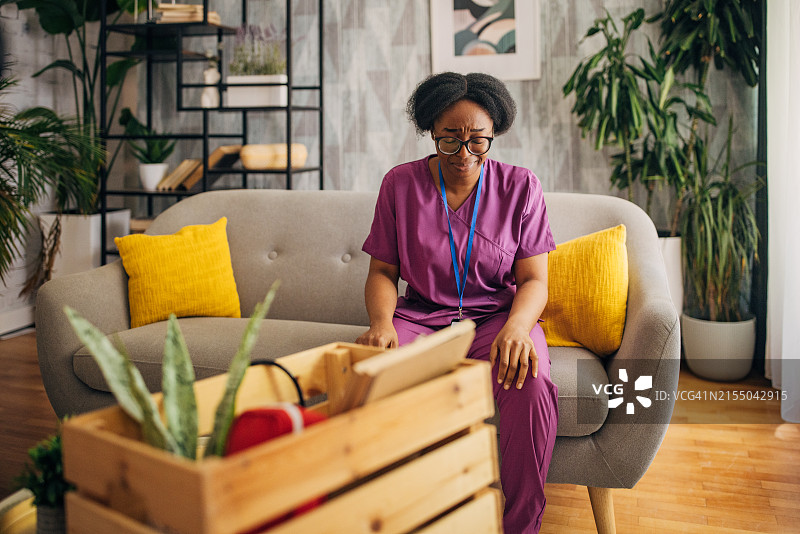 漫长轮班后在家放松的疲惫护士图片素材