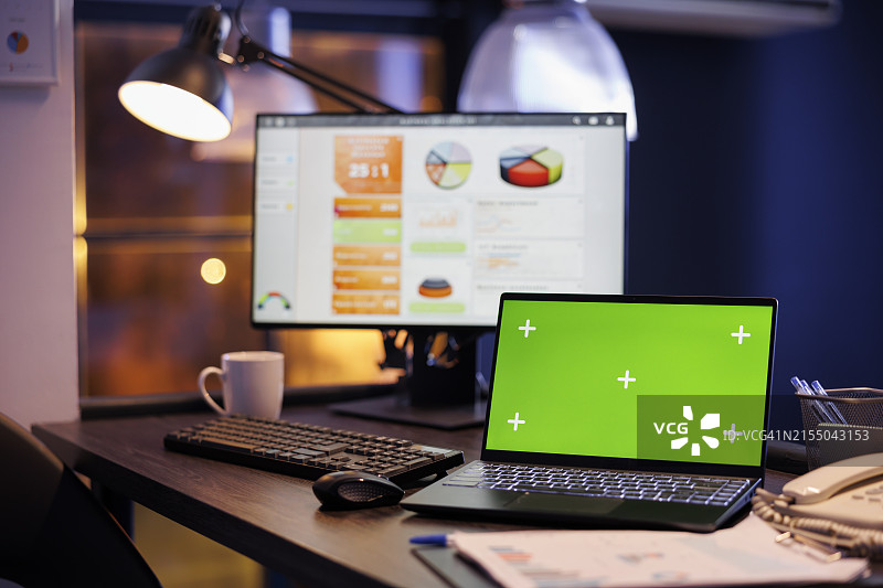 带绿幕抠像样机笔记本的空旷商务办公室图片素材