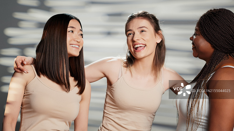 推广身体积极性的不同种族模特群体图片素材