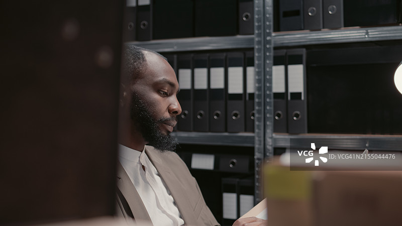 处理犯罪案件的非裔美国探员图片素材