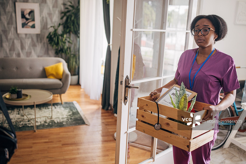 富有同情心的上门护理护士值班图片素材