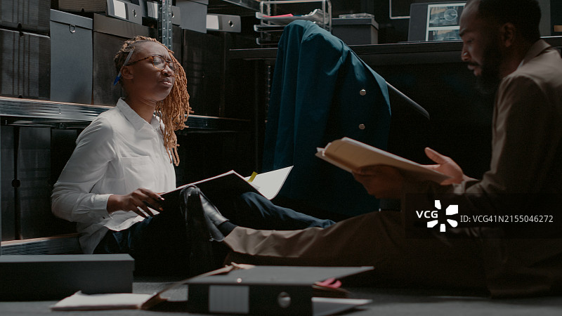 年轻女调查员在办公室地板上研究棘手案件图片素材