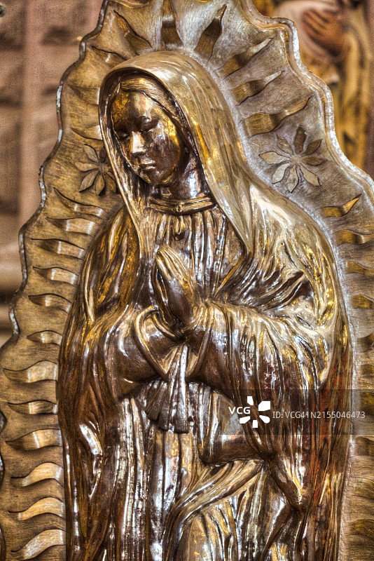 瓜达卢佩圣母雕像，世界最大，高六英尺，纯银，380磅，位于墨西哥格雷罗州塔斯科圣普里斯卡教堂，该教堂始建于1751年，是联合国教科文组织世界遗产图片素材