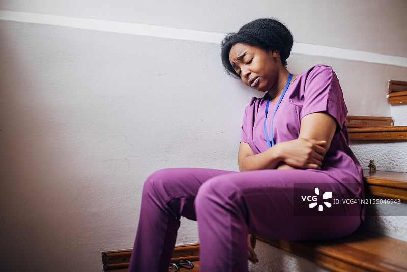 疲惫护士在楼梯上休息图片素材